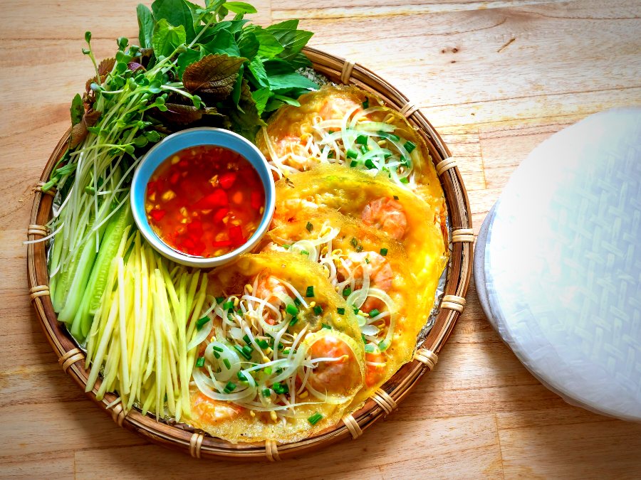 Mẹt bánh xèo tôm với rau sống, xoài sợi, bánh tráng và nước chấm